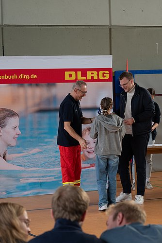 Der Bürgermeister und Vorsitzender überreichen die Preise